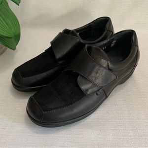 Sensible Black Leather Strap On Comfort Clogs Woman’s 6.5